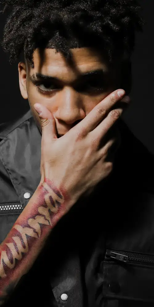 NLE Choppa深色背景