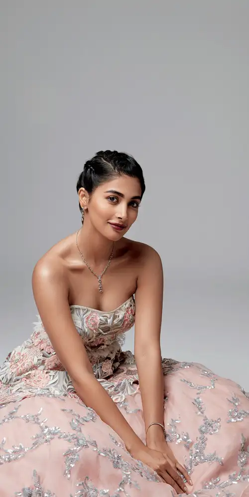 普嘉·海婅（Pooja Hegde）抹胸装