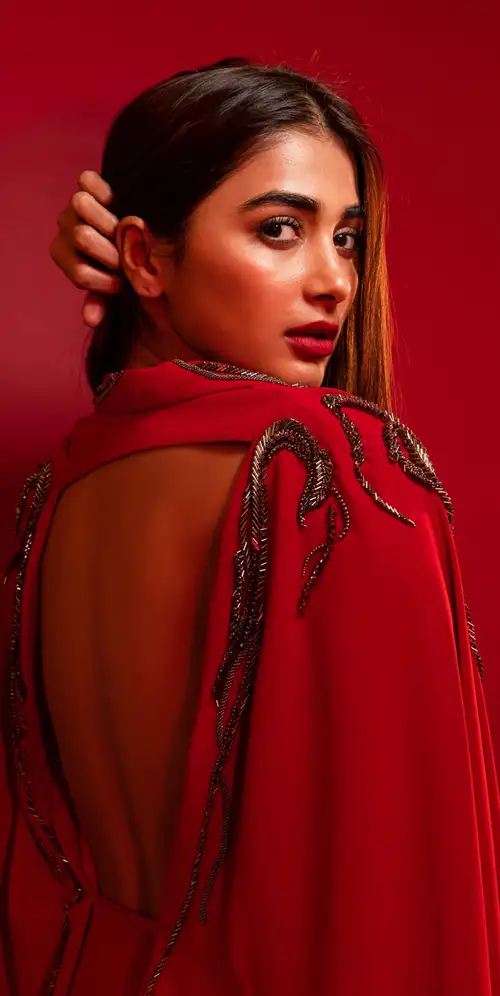 Pooja Hegde红色连衣裙