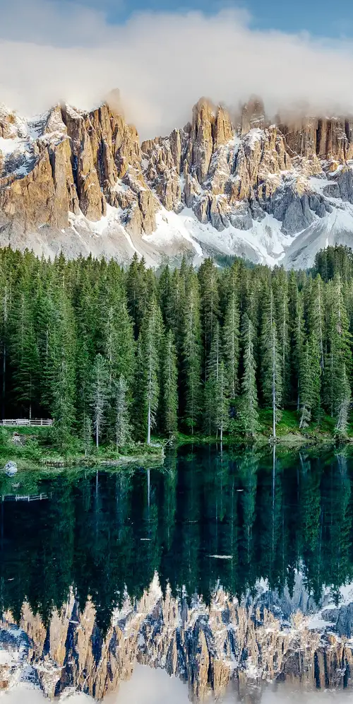 卡雷尔塞湖白云石山脉