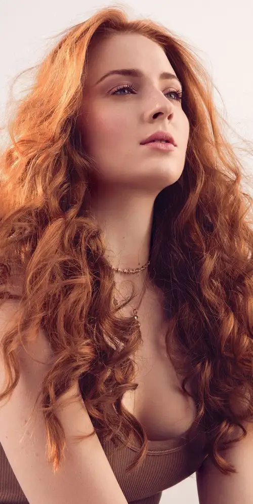 索菲·特纳卷发