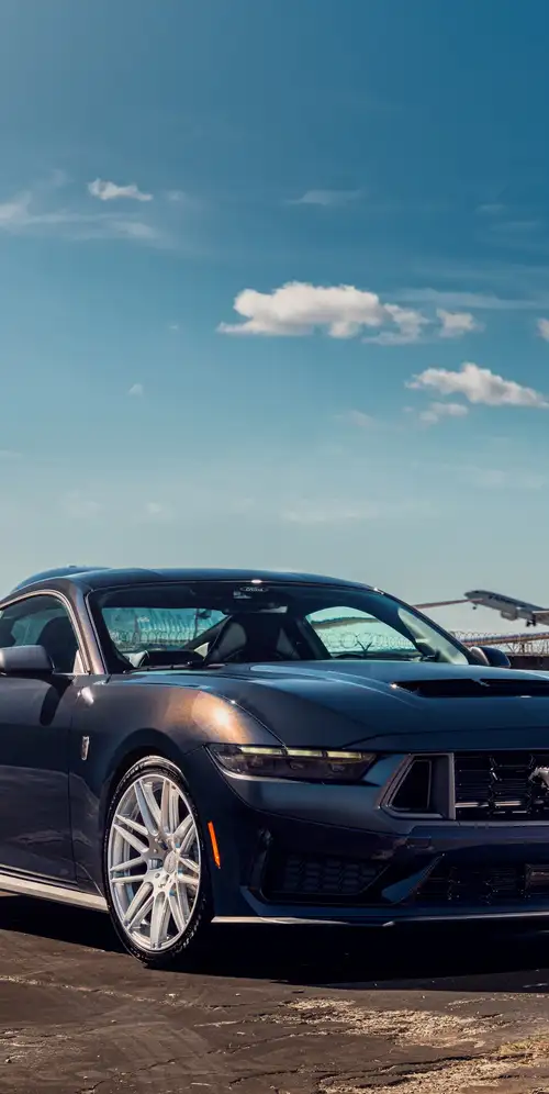 灰色福特野马黑马