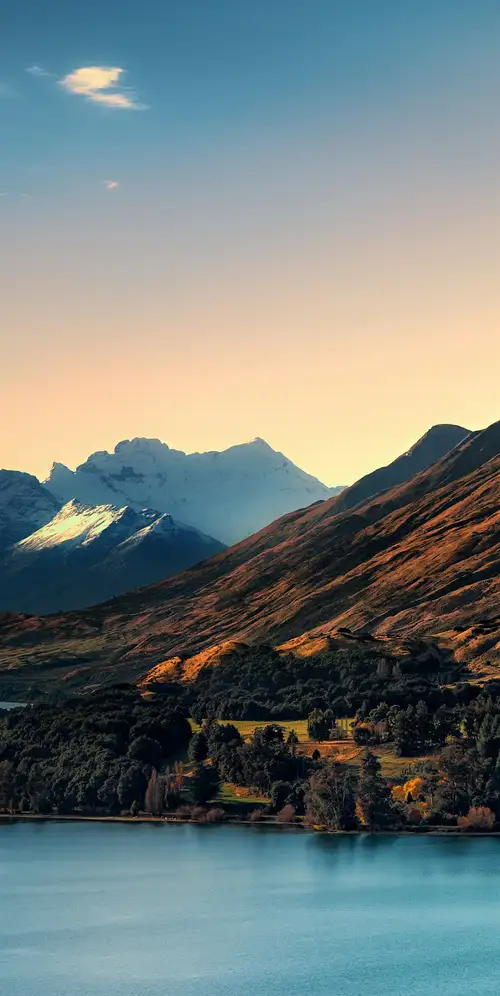 瓦卡蒂普湖山脉