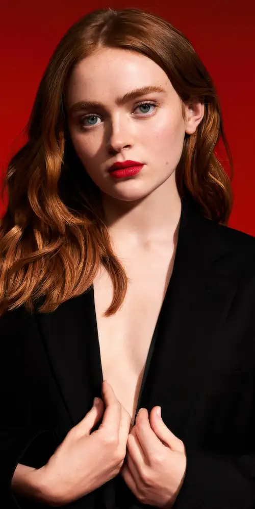 Sadie Sink红色背景