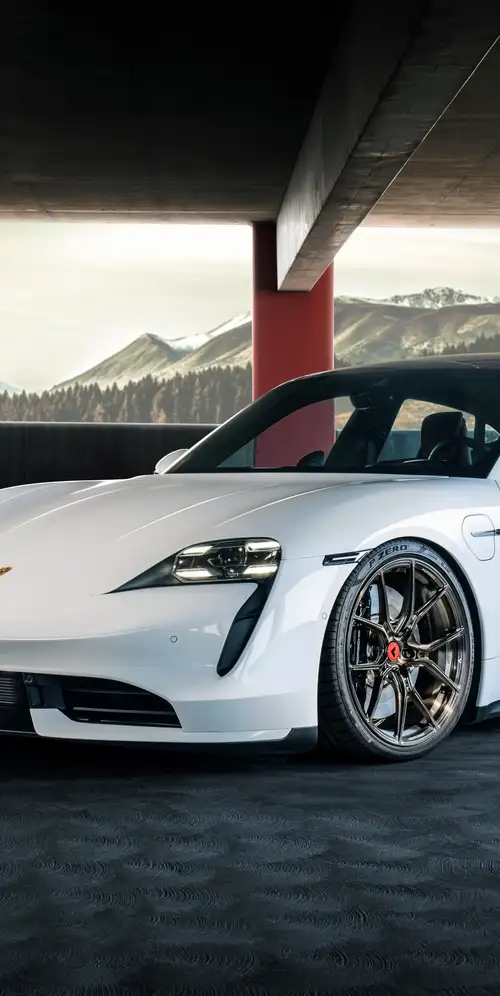 保时捷Taycan白色轿车