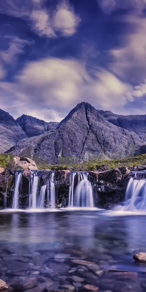 瀑布多云的天空