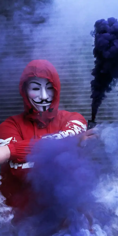 戴口罩的男子红色连帽衫