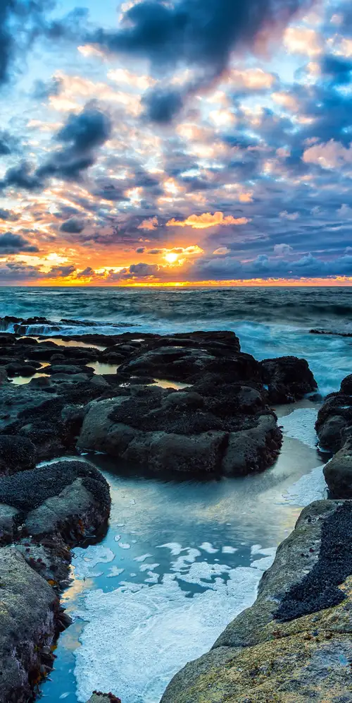 风暴云岩石海岸
