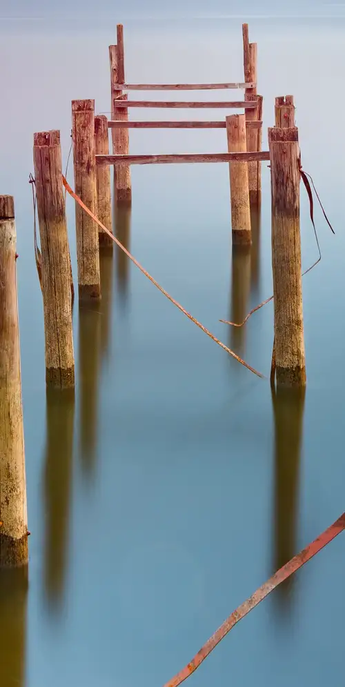 破碎的码头水体