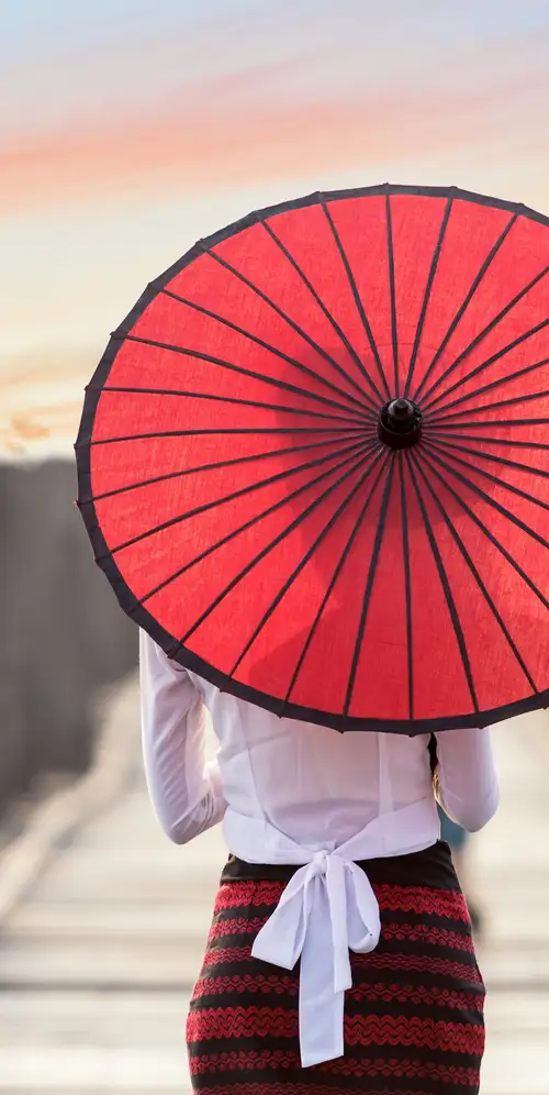 红雨伞缅甸女人