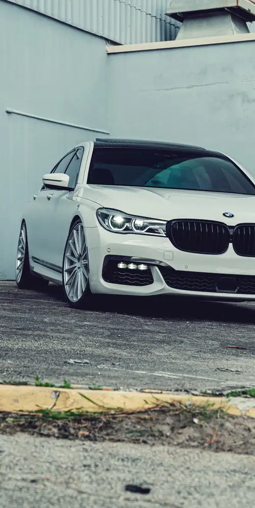 宝马7系白色轿车