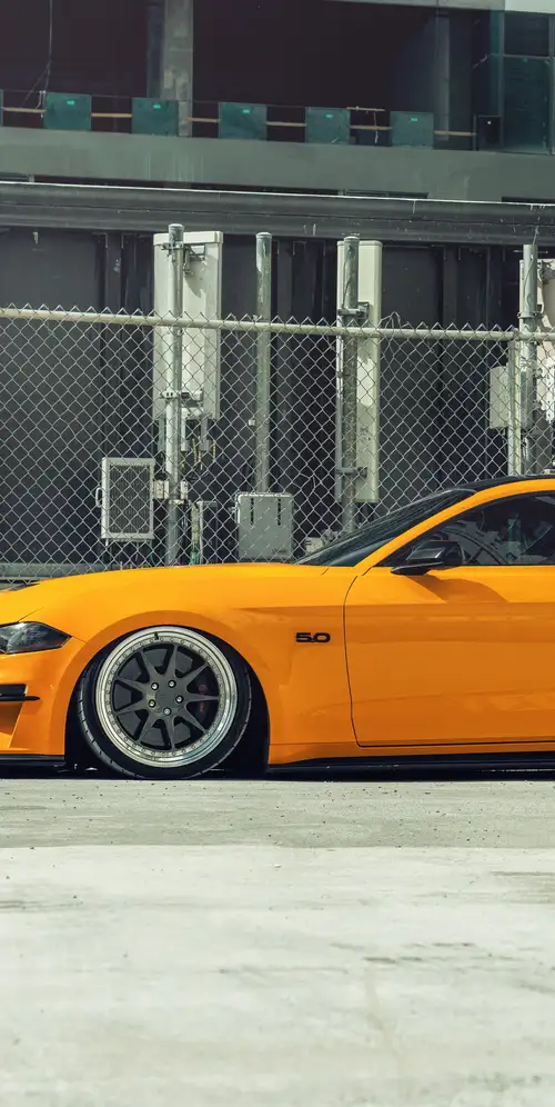 福特野马橙色轿车