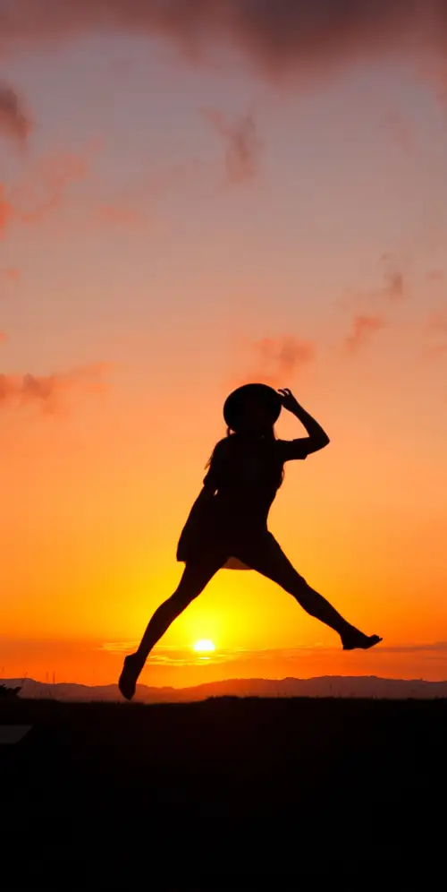 日出时的女孩剪影