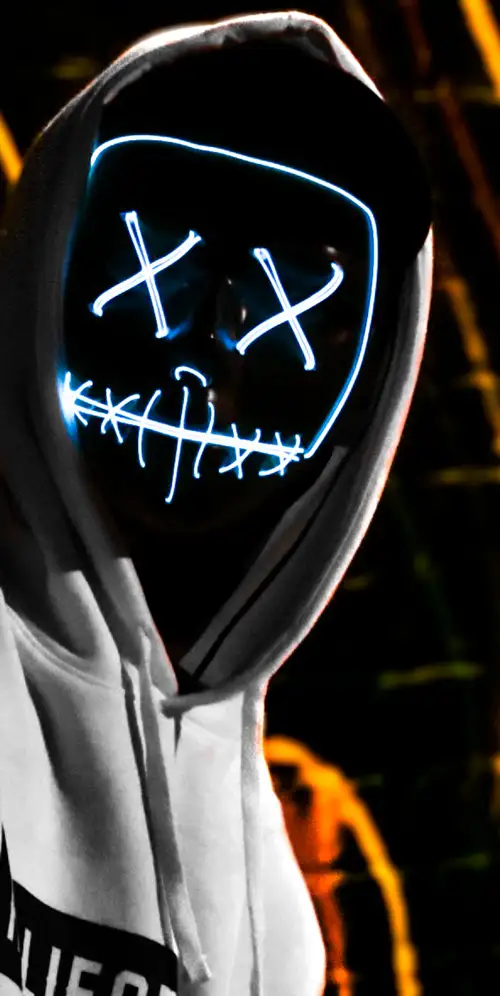 男子连帽衫戴LED口罩