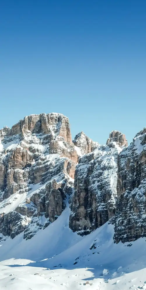 多洛米蒂晴朗的天空