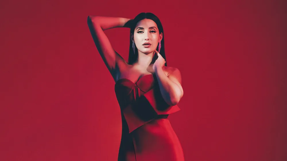 Nora Fatehi红色背景4K电脑壁纸
