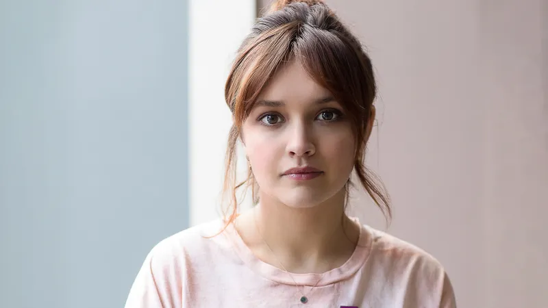 英国女演员奥利维亚·库克