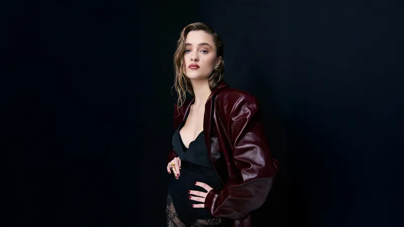 Lizzy Greene深色背景