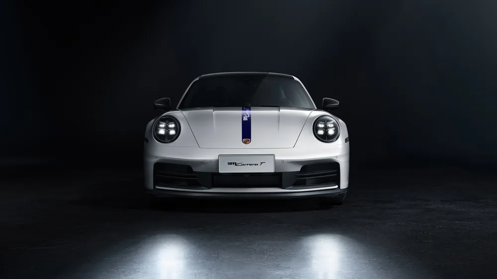 保时捷911 Carrera T深色背景4K电脑壁纸