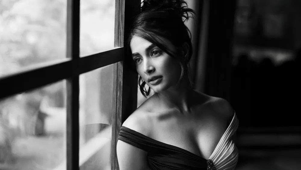 Pooja Hegde黑白4K电脑壁纸