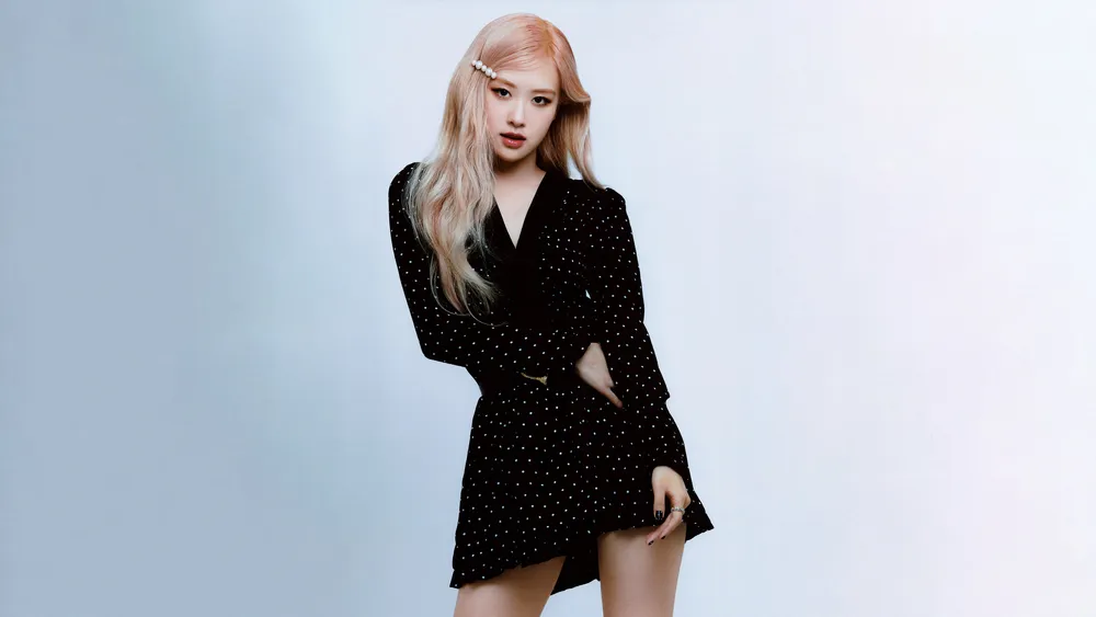 朴彩英（Rosé）黑色连衣裙