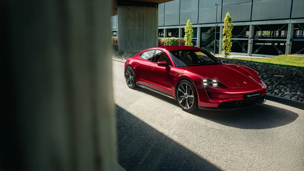 保时捷Taycan Turbo S红色轿车4K电脑壁纸