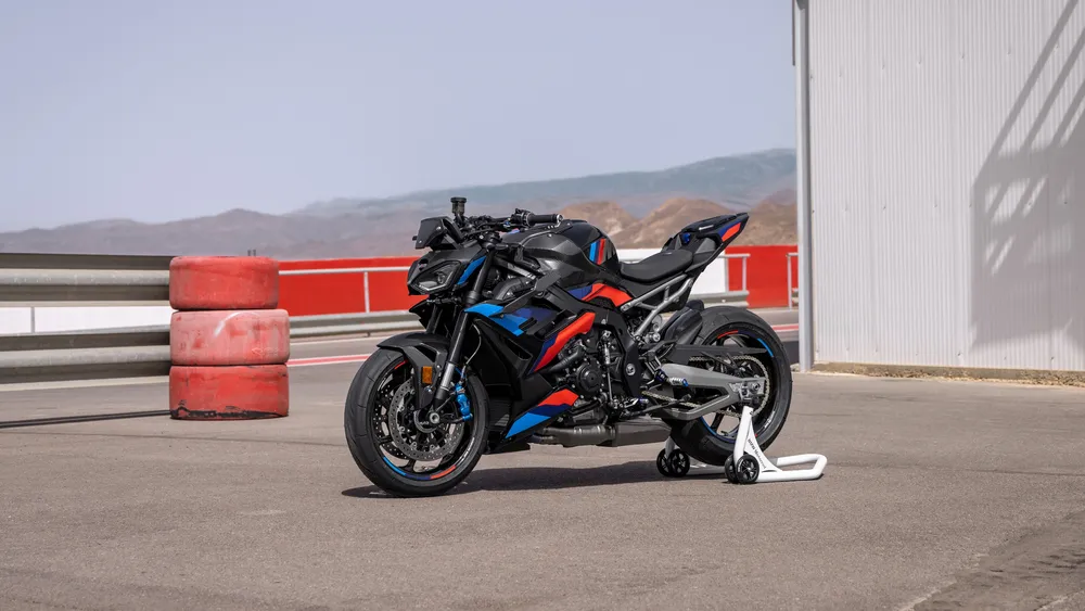 2024年宝马M 1000 R M大赛4K电脑壁纸