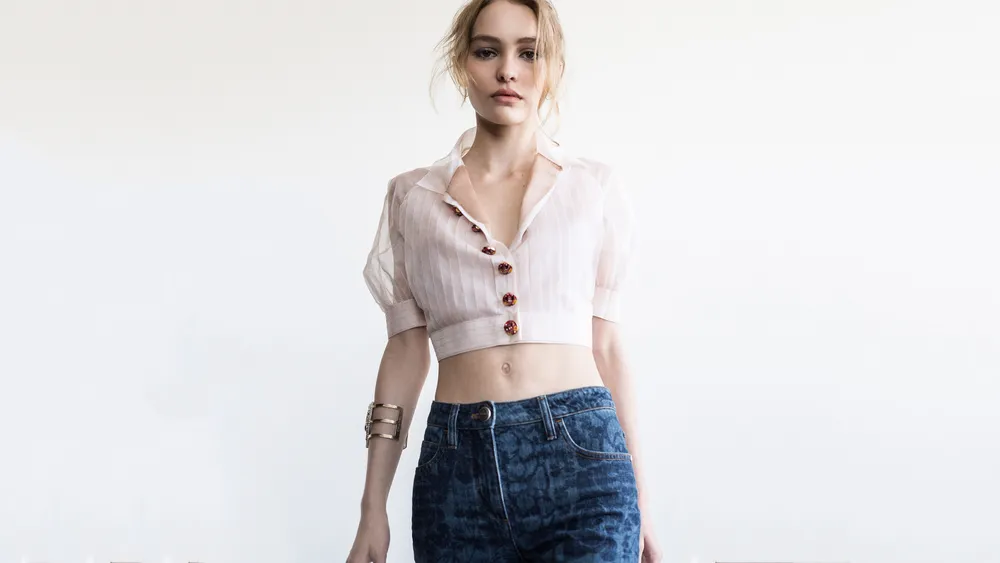 Lily Rose Depp白色背景4K电脑壁纸