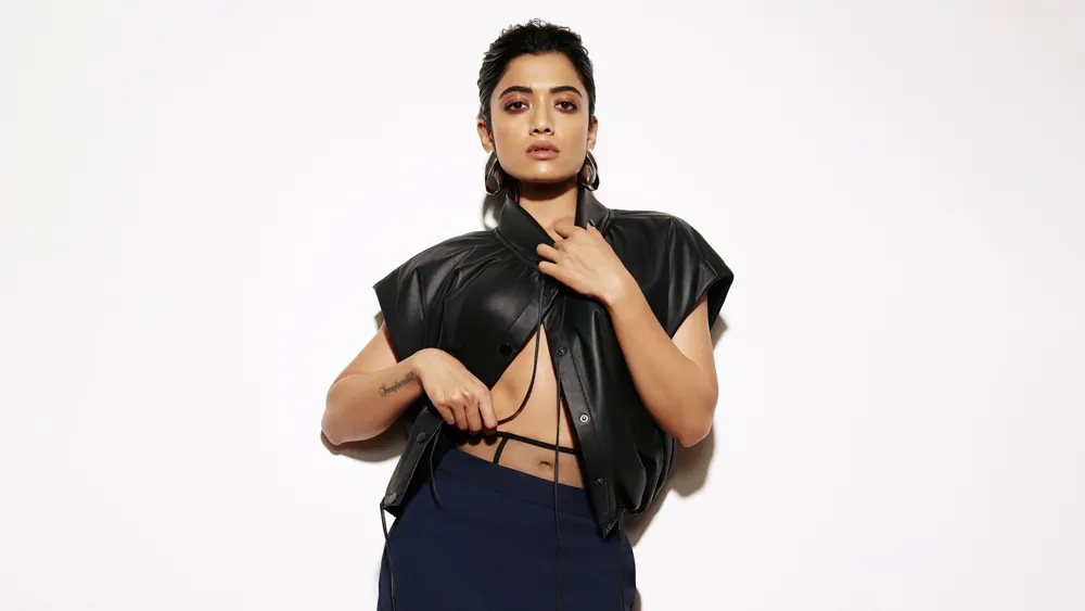 Rashmika Mandanna白色背景4K电脑壁纸