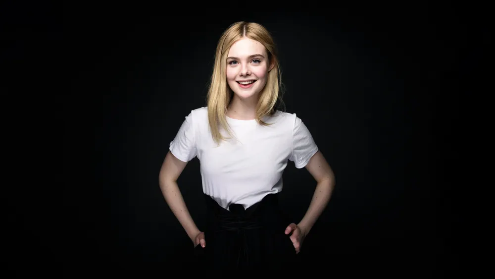 Elle Fanning深色背景