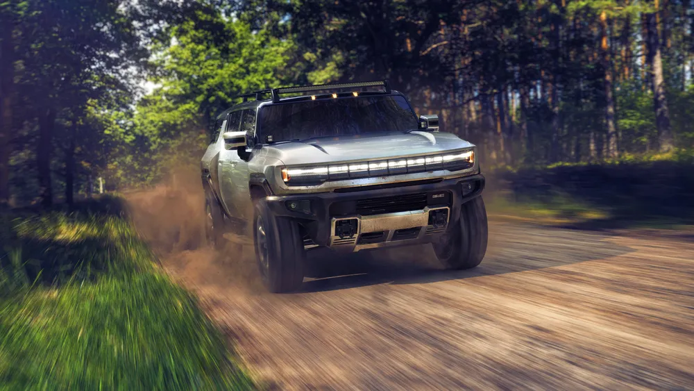 GMC悍马电动汽车泥土路