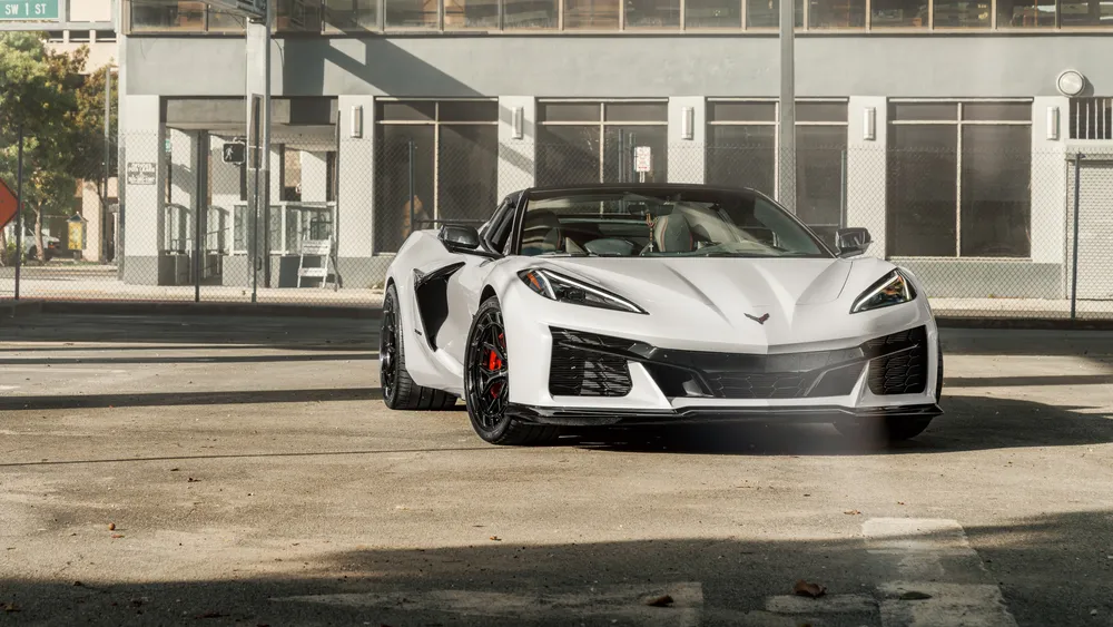 雪佛兰克尔维特Z06白色轿车