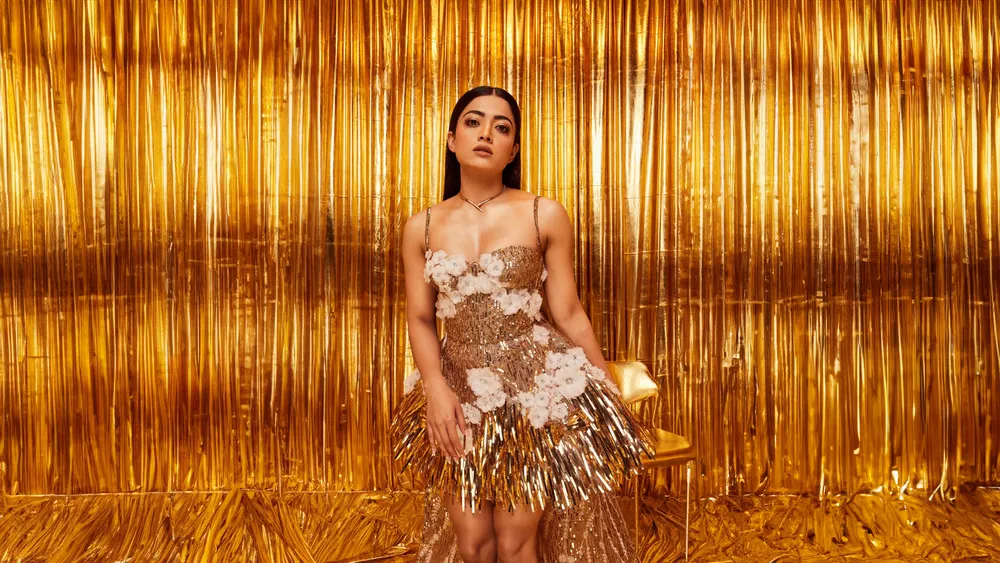 Rashmika Mandanna金色背景