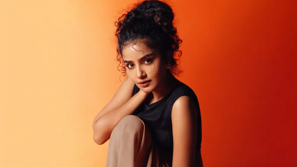 Anupama Parameswaran橙色背景