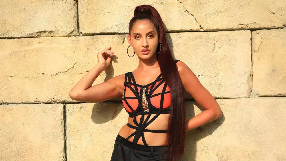 诺拉Fatehi红头发