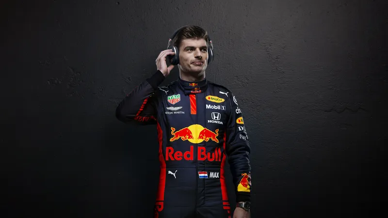 Max Verstappen深色背景