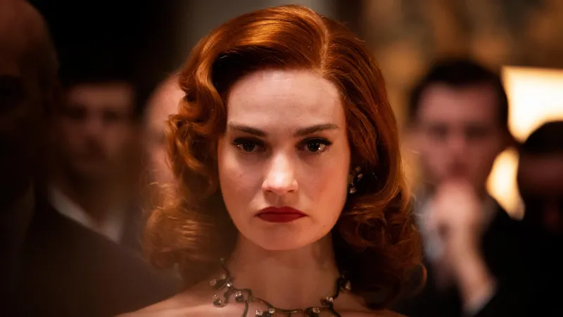 莉莉·詹姆斯在《最后通牒》中饰演约瑟芬·世界语阿尔巴