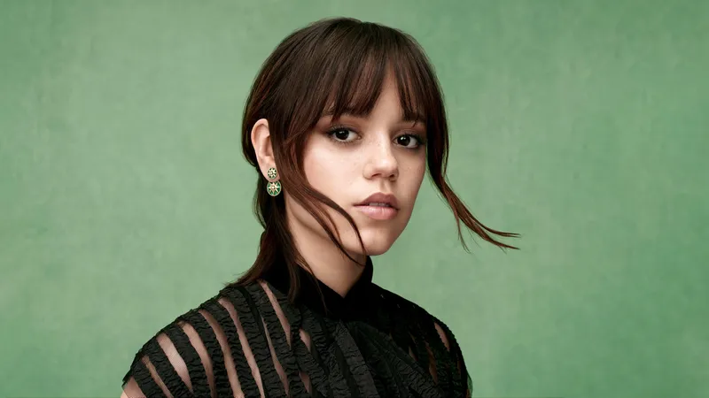 Jenna Ortega绿色背景