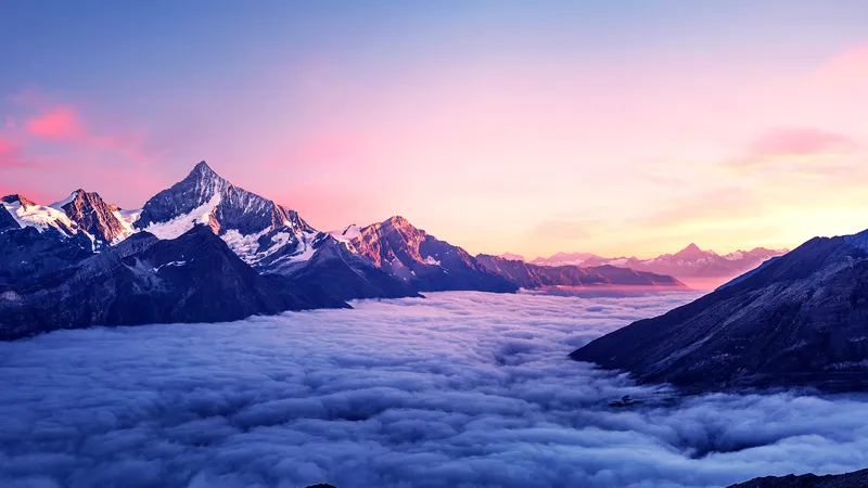 云层之上的山峰