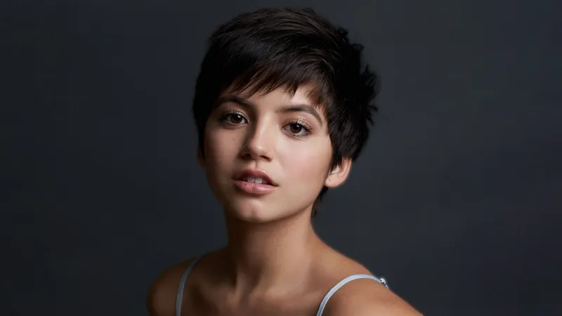 伊莎贝拉·默塞德深色背景