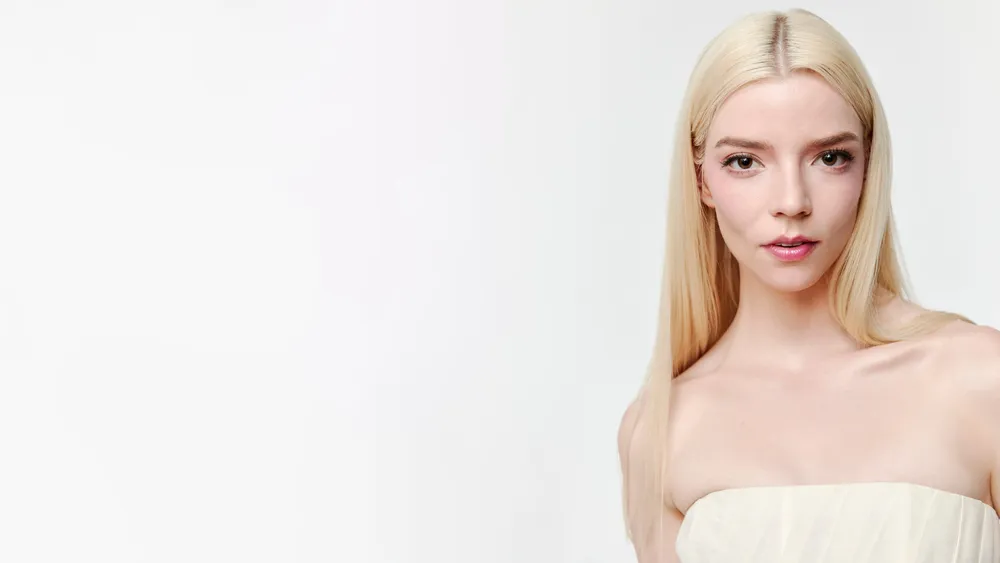 Anya Taylor Joy白色背景4K电脑壁纸