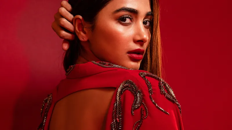 Pooja Hegde红色连衣裙