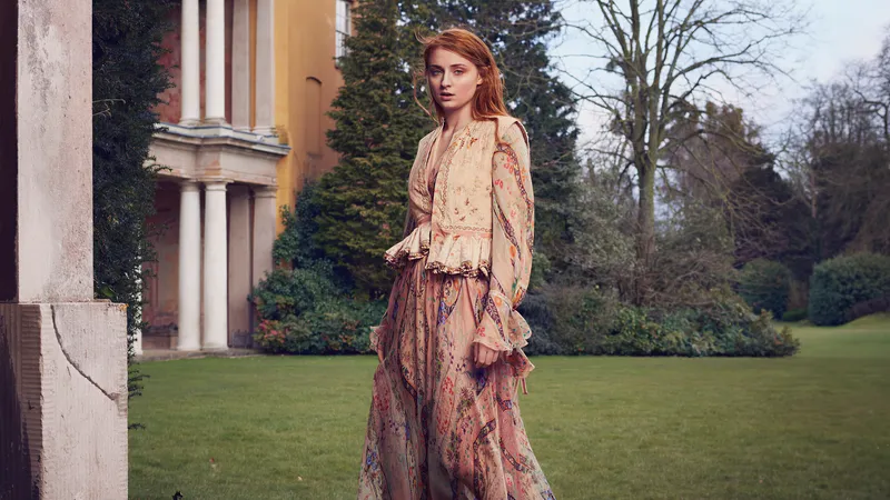 索菲·特纳碎花连衣裙