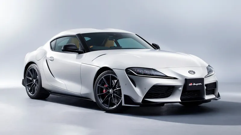 2022年丰田GR Supra RZ哑光白色版