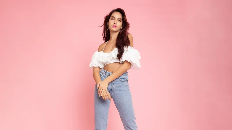 Nora Fatehi粉红色背景