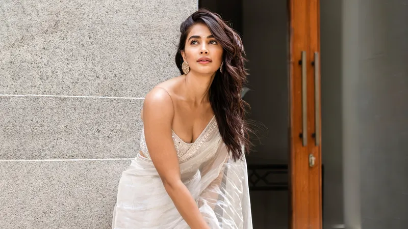 Pooja Hegde白色纱丽
