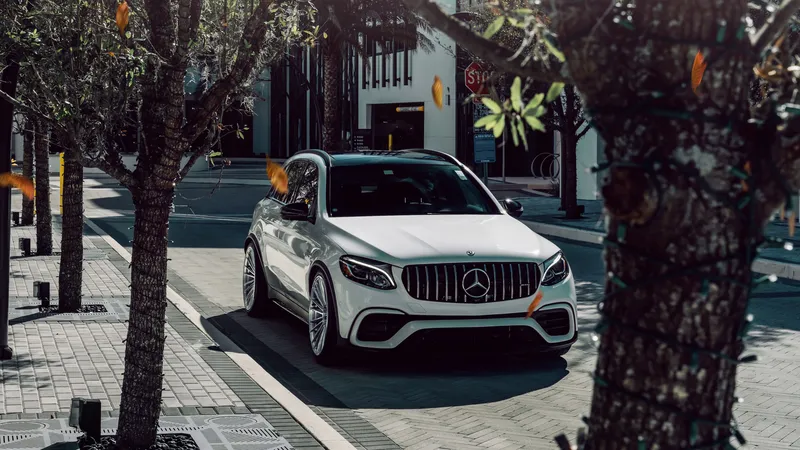 梅赛德斯-奔驰AMG GLE 63 S白色轿车