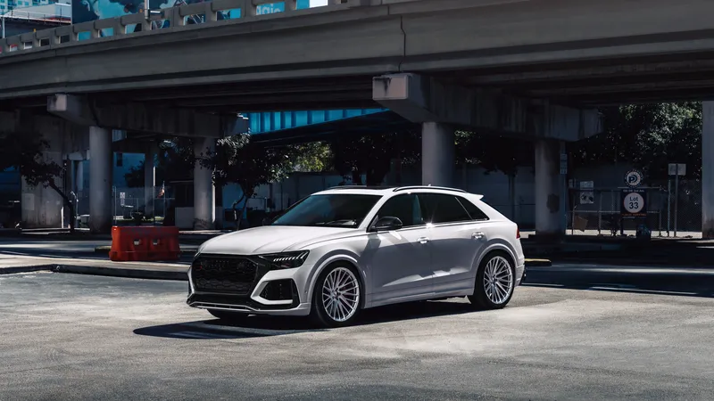 奥迪RS Q8白色轿车