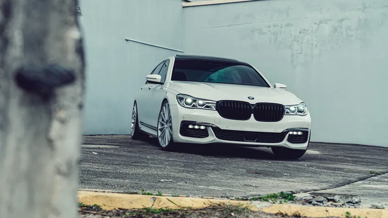 宝马7系白色轿车