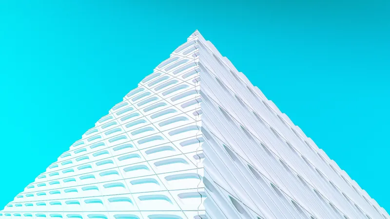 白色金字塔插图